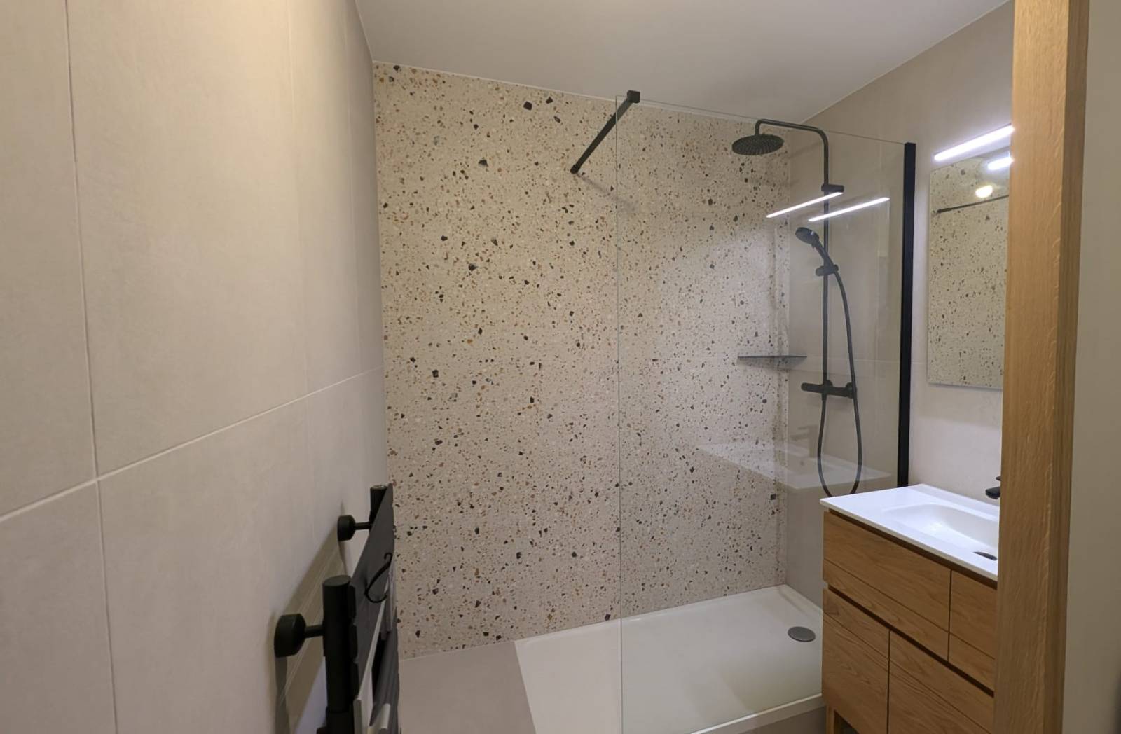 Rénovation complète d'une salle de bain moderne à Lyon