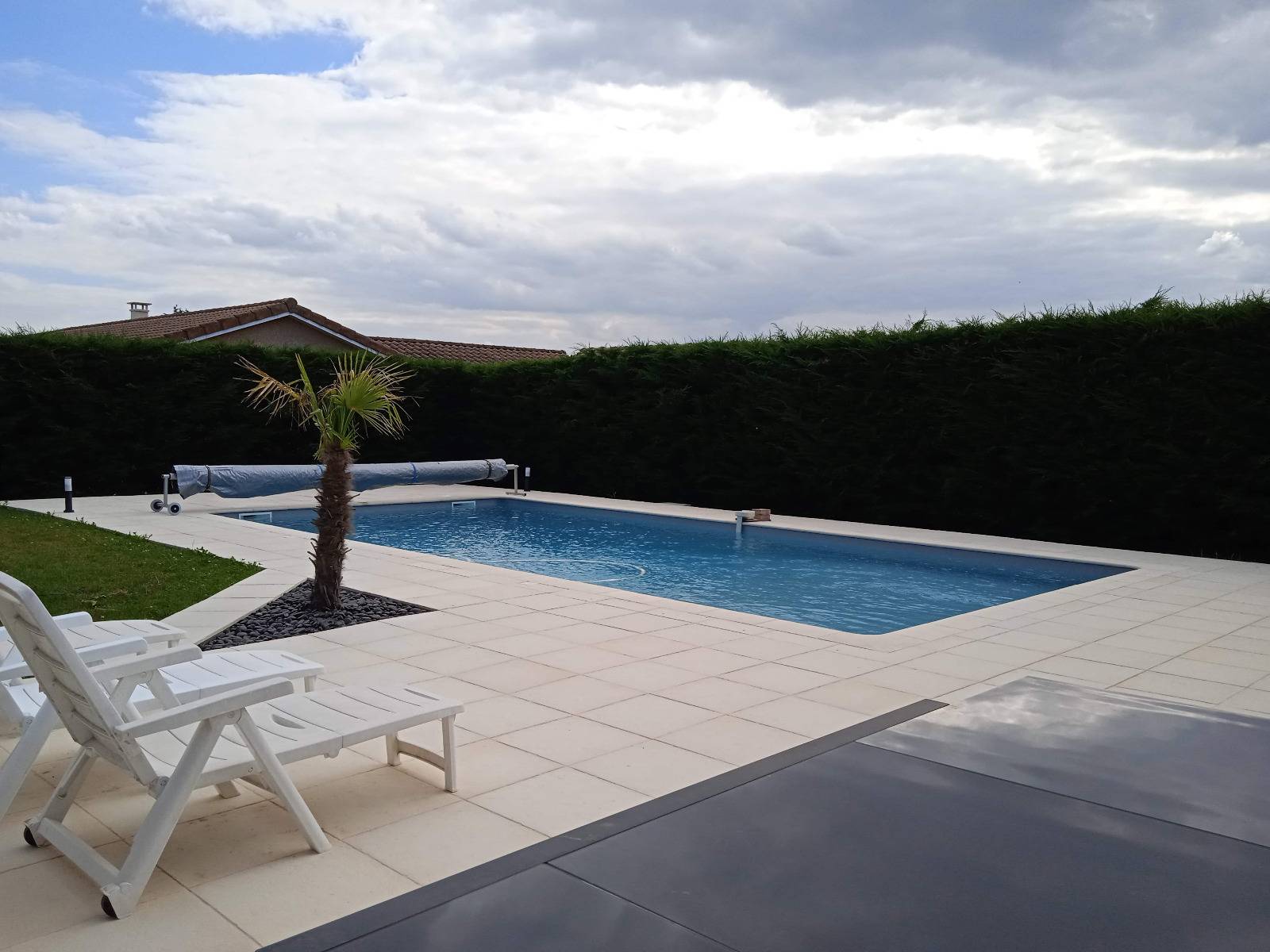 Rénovation et aménagement d’une piscine extérieur avec terrasse carrelée à Lyon