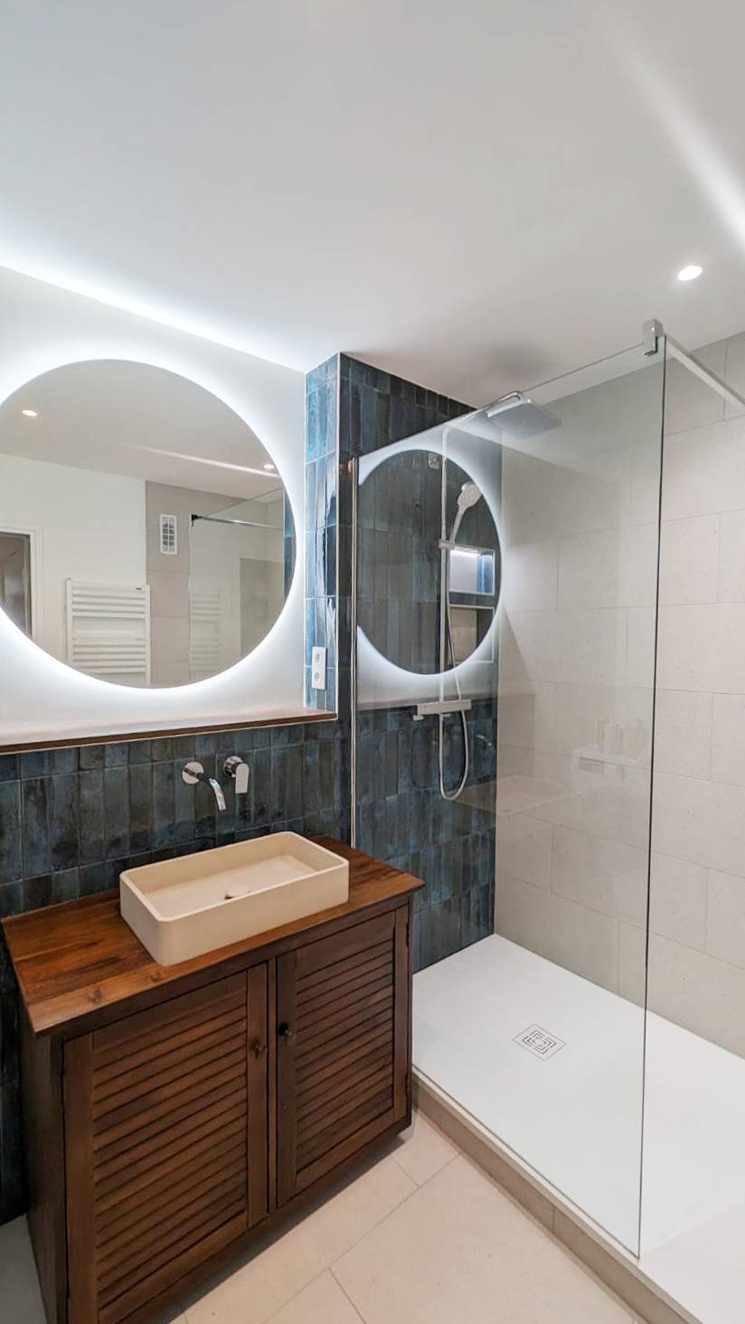 Rénovation complète d'une salle de bain moderne à Lyon