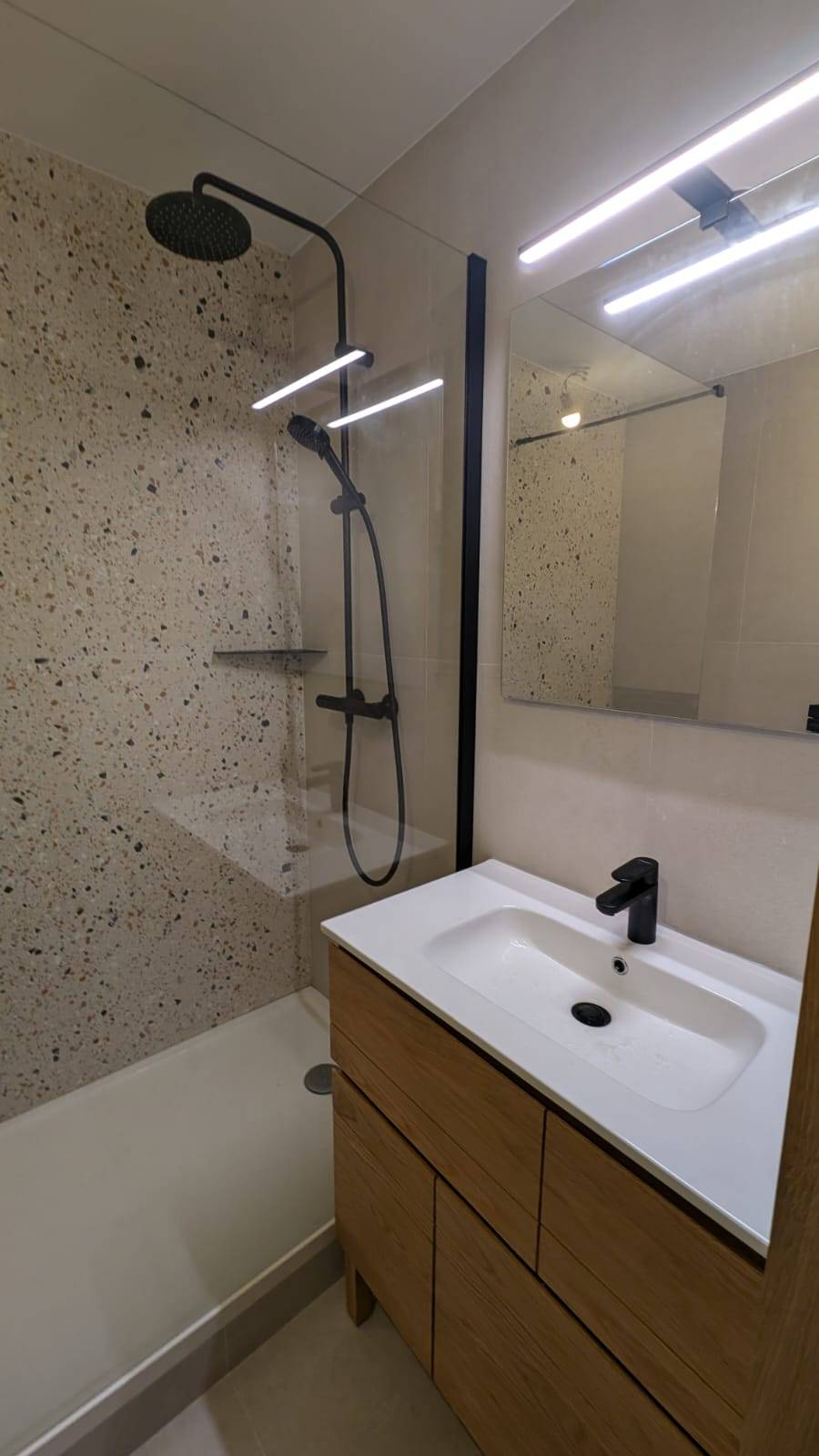 Rénovation complète d'une salle de bain moderne à Lyon