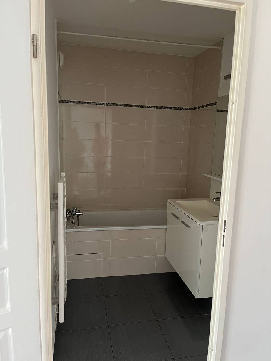 Rénovation d'une salle de bain moderne à Lyon