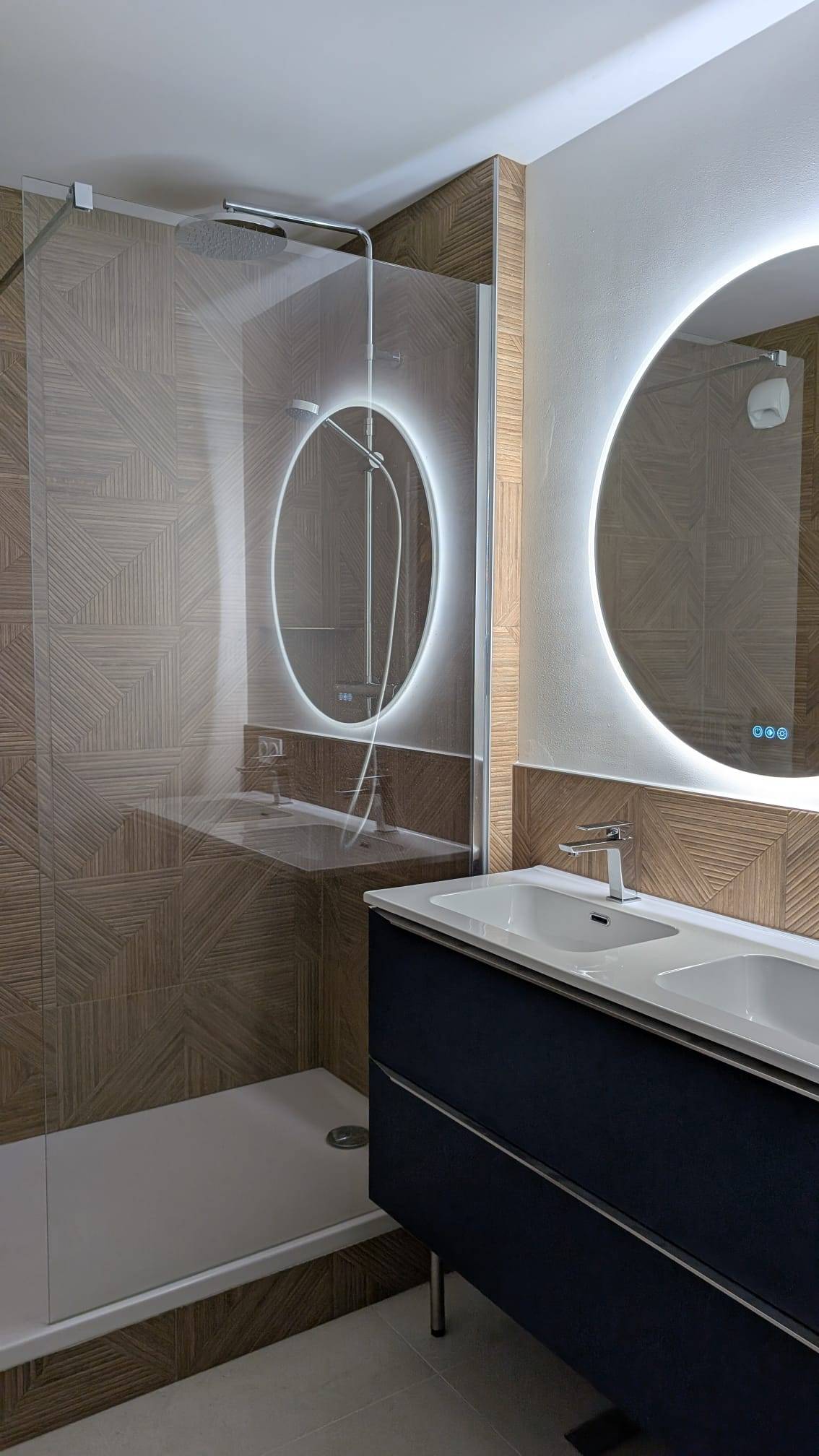 Rénovation d’intérieur Lyon avec remplacement de menuiseries aluminium, volets bois traditionnels et blocs-baies PVC performants