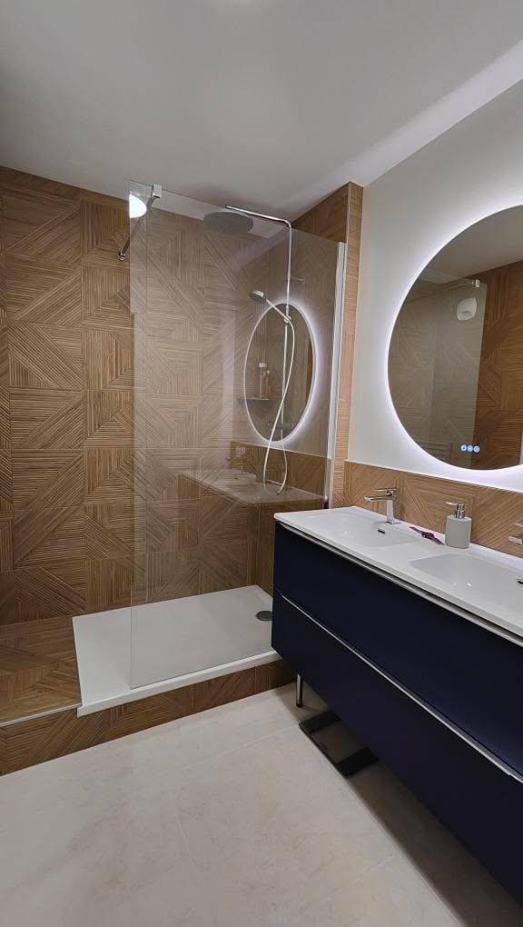 Rénovation d'une salle de bain moderne à Lyon