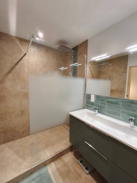 Aménagement intérieur et rénovation d’intérieur Lyon avec création de salle de bain moderne, douche et sanitaires suspendus