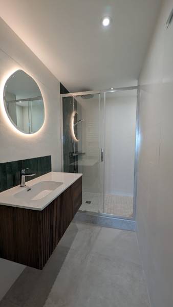 Entreprise rénovation salle de bain à Lyon proposant conception sur mesure pose de carrelage plomberie et optimisation de l’espace pour petits appartements
