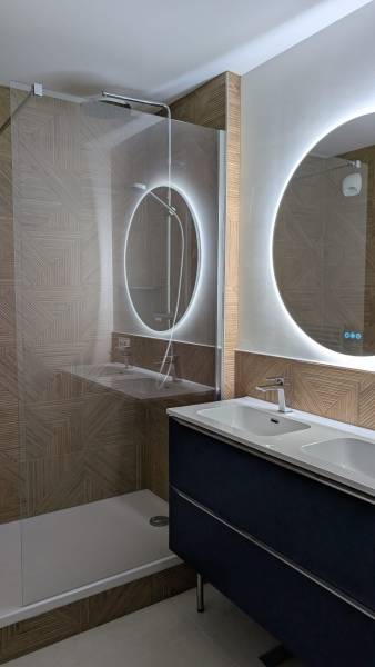 Rénovation d’intérieur Lyon avec remplacement de menuiseries aluminium, volets bois traditionnels et blocs-baies PVC performants