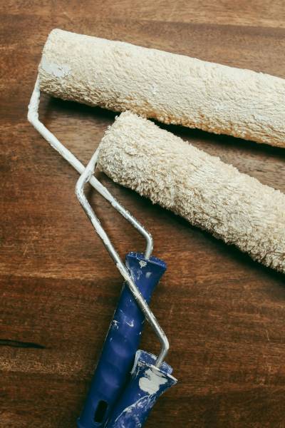 Travaux de rénovation d’intérieur Lyon avec pose de cloisons BA13, doublages thermiques et faux plafonds modernes